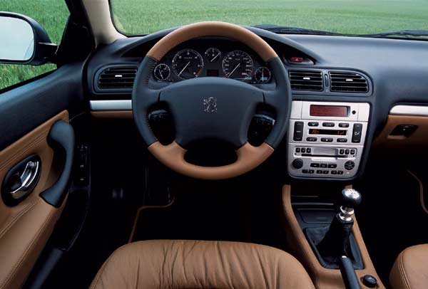 Im 406 Coup-Interieur gibt es nun verchromte Trgriffe und silberne Elemente an Mittelkonsole und Zierleisten. Ledersitze sind in der Topversion Serie