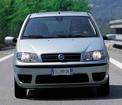 Der Punto trägt künftig einen schwarzen Kühlergrill mit Fiat-Emblem. Auffällig: Große Luftöffnungen in der Frontschürze