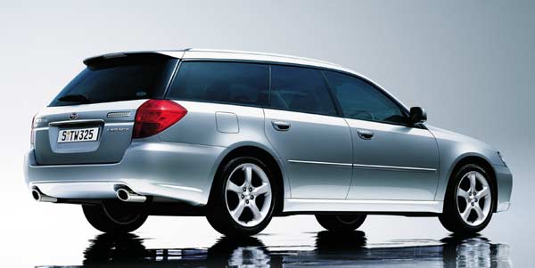 Subaru Legacy Kombi: Doppelauspuff und optisch kaum wahrnehmbare C-S�ule