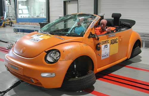 Auch f�r den Laien gut erkennbar: Der VW New Beetle schl�gt sich wacker. Einen Beitrag dazu leisten auch die hinter der R�ckbank automatisch ausfahrenden 