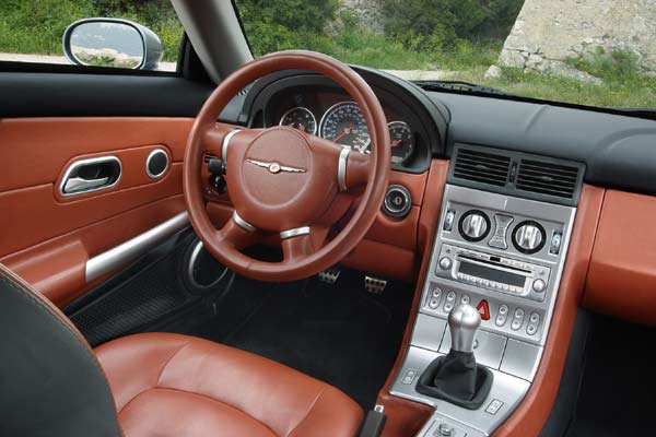 Im Innenraum wird die SLK-Abstammung deutlich – was kein Nachteil sein muss