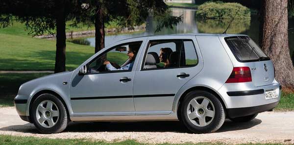 1997 bringt Volkswagen den Golf IV: Seine Klarglasscheinwerfer setzen klassen- und markenbergreifend einen neuen Trend, das hintere Nummernschild wandert in den Stofnger, doch die bekannte Golf-Linie wird beibehalten. Hohe Qualittsanmutung