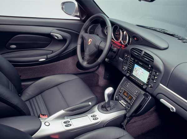 Lederausstattung und silbern lackierte Applikationen kennzeichen das Editions-Interieur