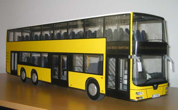 Zur Vertragsunterzeichnung bergeben: MAN-Doppeldecker fr Berlin als Modell