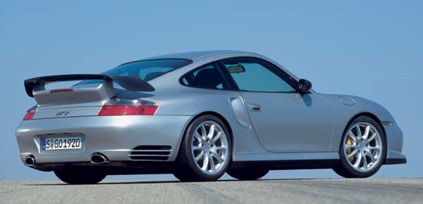 Der Heckflügel ist zur Gewichtsreduktion optional aus unlackiertem Carbon erhältlich