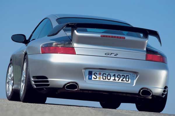 Unter dem Heckflügel lauern 483 PS und 640 Nm