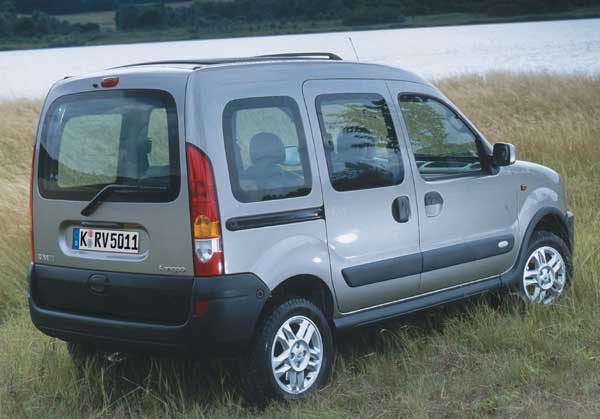 Erhhte Bodenfreiheit und Stostangen im Outdoor-Look kennzeichnen das Allrad-Modell