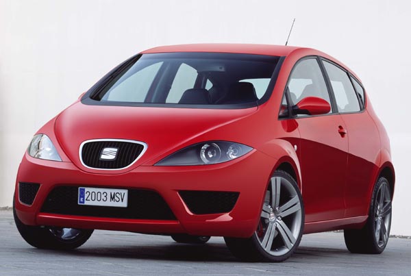 Breite Kotfl�gel vorne und eine dominante Sicke bis zum hinteren Radausschnitt