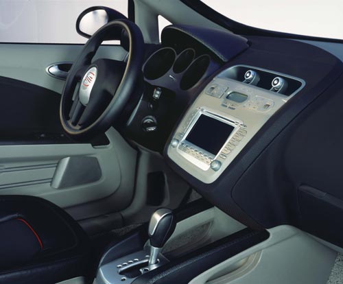 Im Innenraum dominiert eine kurze Mittelkonsole im Alu-Look