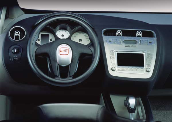 Altea-Cockpit mit mittig angeordnetem Drehzahlmesser