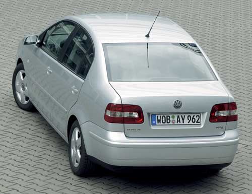 Beim Stufenheck-Polo sitzt das Kennzeichen Polo-untypisch über der Heckschürze