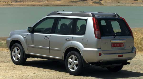 Leichte Retuschen an Stoßstange und Rückleuchten kennzeichnen das X-TRAIL-Heck