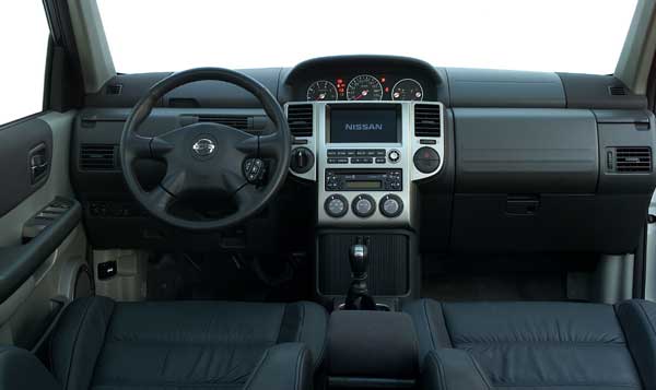 Blick ins X-TRAIL-Interieur: Bessere Materialien und praktischere Fächer, außerdem zusätzlicher Luftausströmer und eine neue Klimaanlagen-Bedieneinheit