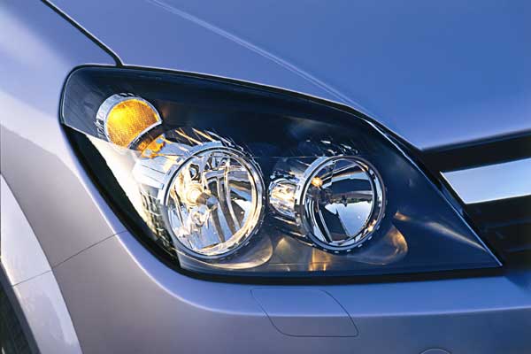 Neue Klarglas-Scheinwerfer im Opel Astra