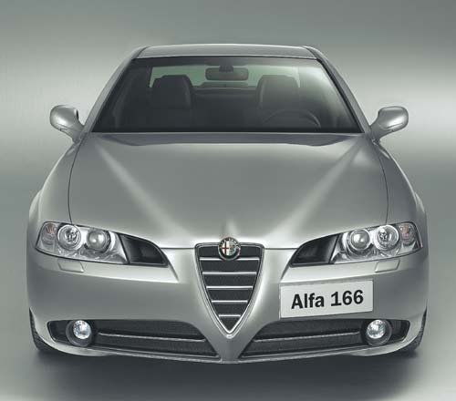 Grere Scheinwerfer und ein dominanter Khlergrill kennzeichnen den Alfa 166