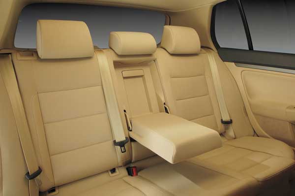 Blick in den Golf-Fond: Drei Kopfst�tzen und drei Dreipunktgurte sind Standard. Die Mittelarmlehne ist nur in Kombination mit der Durchladeeinrichtung gegen Aufpreis zu haben. Das dortige Plastik passt nicht zum Golf-Standard