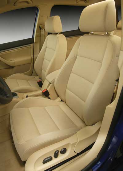 Die Bedieneinheit der elektrischen Sitze (optional) ist am Sitz selbst angebracht