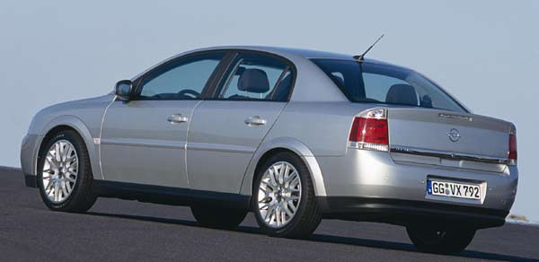 Leichte Retuschen am Vectra-Design: Klarglas-Blinker und dritte Bremsleuchte in transparent