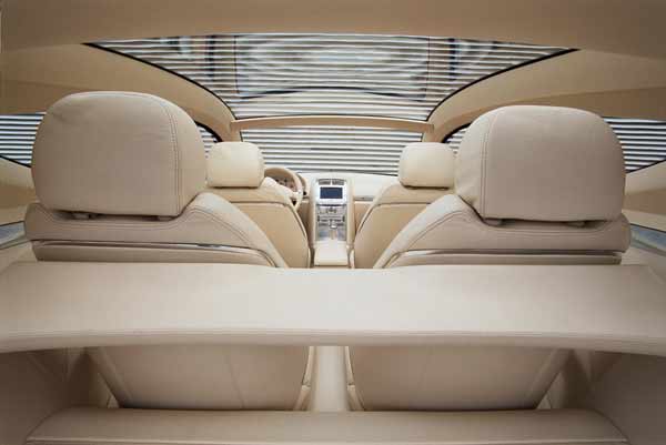 Blick ins 407-Interieur: Vier Einzelsitze und reichlich Leder