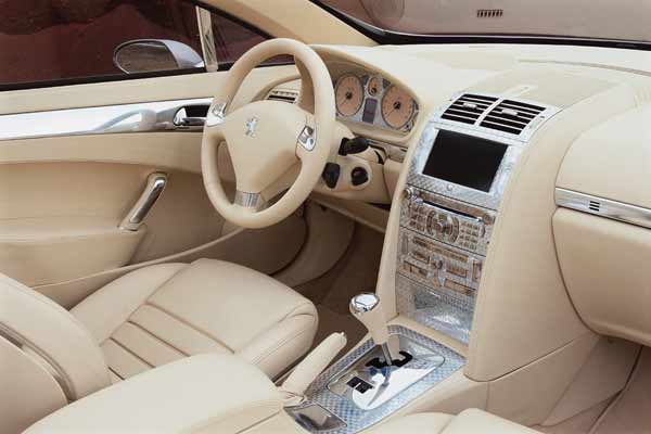 Das Armaturenbrett ist weitgehend klassisch gestaltet und auch mit Leder berzogen