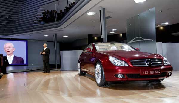 Mercedes-Chef Professor Hubbert bei der CLS-Präsentation