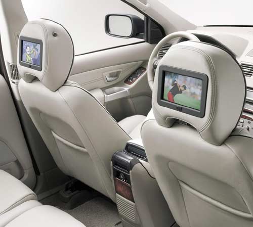Offenbar kann das optionale »Rear-Seat-Entertainment-System« im Volvo XC90 »Executive« zwei verschiedene Programme gleichzeitig anzeigen