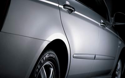 Cerato-Flanken: Ausgepr�gte Sicke in H�he der B�gel-T�rgriffe