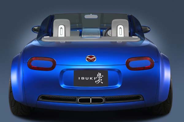 Zentralauspuffanlage, LED-Rckleuchten und ein Mazda-Logo mit integriertem Bremslicht kennzeichnen den Ibuki