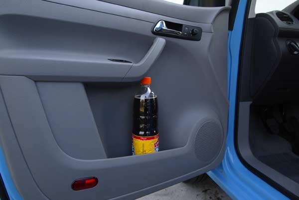 Selbst groe Flaschen passen in die Trtaschen, weitere Cupholder gibt es an der Mittelkonsole