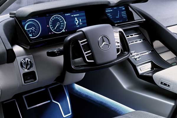 Cockpit mit diversen und variablen Bildschirm-Anzeigen und elektronischen Pedalen