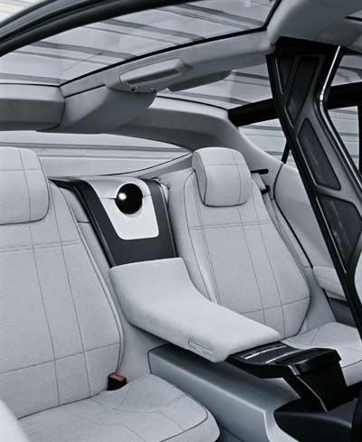 Gro�z�gige und dank Glasdach helle Atmosph�re im Fond