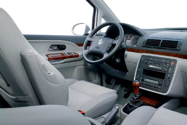 Blick ins unvernderte Sharan-Cockpit
