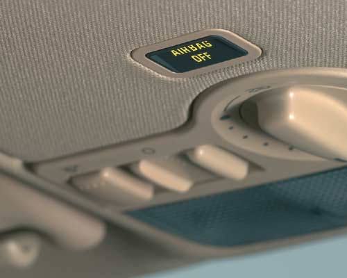 Der Beifahrer-Airbag lsst sich jetzt deaktivieren. Die Kontrolleuchte sitzt im Dachhimmel