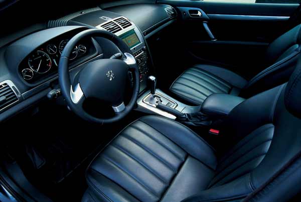 Klassische Instrumentierung im Peugeot 407. Je nach Modell gibt es vier oder fnf Rundinstrumente
