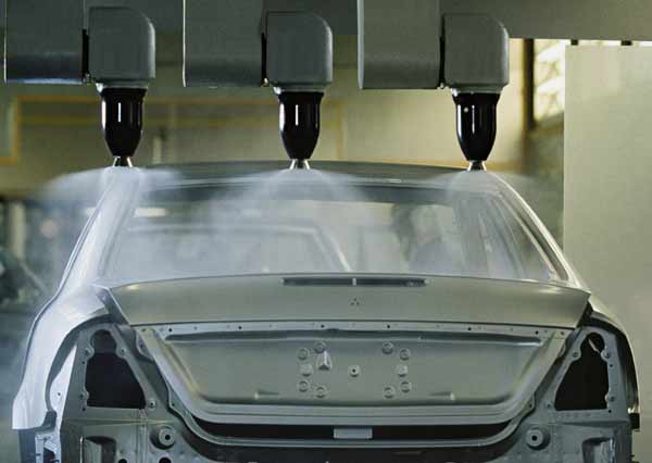 Der neuartige Nano-Klarlack wird in den Mercedes-Lackierstraen elektrostatisch aufgetragen