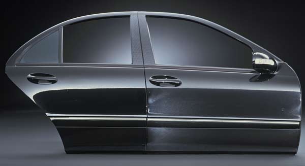 Fnf Jahre Praxiseinsatz und rund 60 Autowschen: Links der neue Lack, rechts herkmmliche Lackierung. Das Bild scheint deutlich bertrieben, zeigt aber die Tendenz