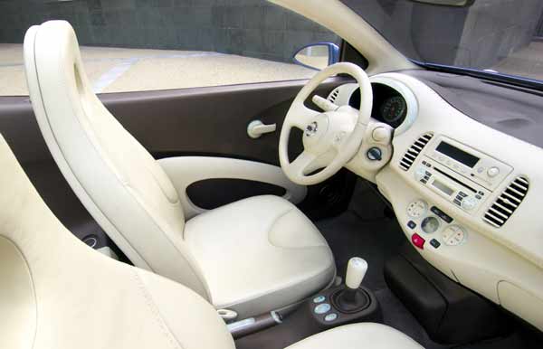 Schmutzanfllige Farbgebung. Sonst schnes Interieur mit Reduzierung aufs Wesentliche