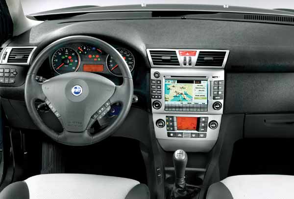 Das Stilo-Cockpit bleibt unverndert und wirkt etwas berfrachtet
