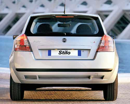 Ruhigere, solidere Optik an Heckklappe (jetzt ohne Nebelschlussleuchten) und -schrze. Neu ist auch das runde Fiat-Logo