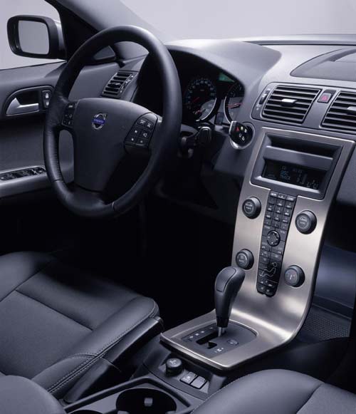 Der Innenraum unterscheidet sich kaum von der Limousine (Bild). Besonderheit ist die sehr flache Mittelkonsole