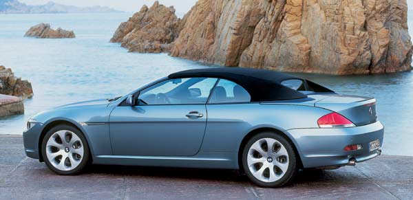 ... regen- und wintertaugliches Auto. Clou: Die senkrechte Heckscheibe aus Glas ist separat von Verdeck und Gestänge. Sie kann einzeln geöffnet werden