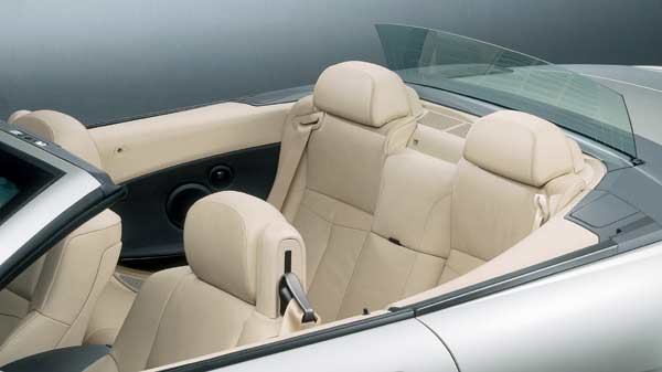 Die vom Verdeck separate Heckscheibe wird einzeln elektrisch bedient. Sie kann bei geschlossenem Verdeck geöffnet werden oder bei offenem Verdeck als Mini-Windschott dienen