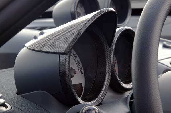 Optisch veredelter Tacho mit 200 km/h-Skalierung