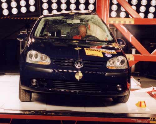 Weitere Crashanordnung: Der Golf im Pfahltest