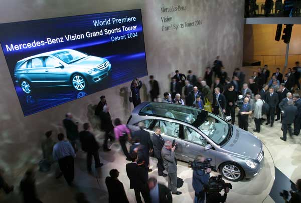 Gruppenbild mit GST: Weltpremiere der seriennahen Version auf der Automesse in Detroit.<br />Markteinführung ist in rund einem Jahr