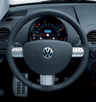 Blick ins Cockpit: Leder und Alu-Zierrat am Lenkrad
