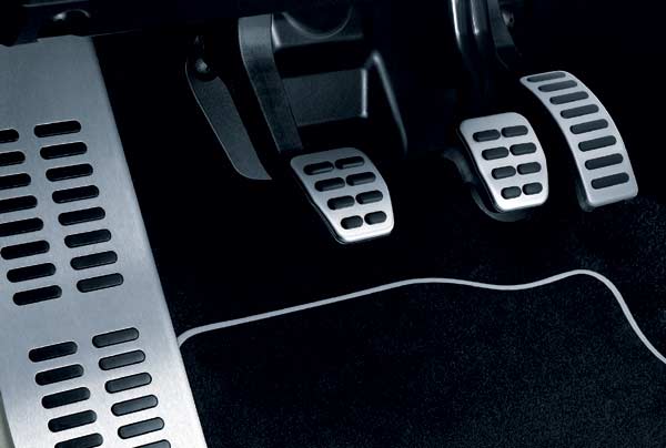 Fr den sportlichen Touch sorgt eine Alu-Pedalerie mit Gumminoppen