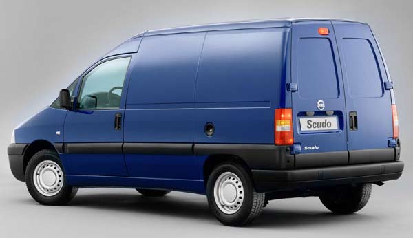Bis aufs Fiat-Logo alles beim Alten: Scudo-Heckansicht