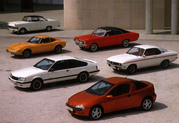 Opel hat eine lange Coup-Tradition. Im Vordergrund der erste Tigra