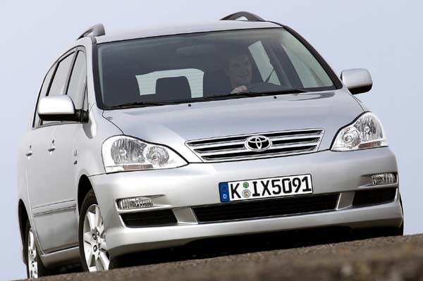 Scheinwerfer mit einer Prise S-Klasse? Toyota Avensis Verso